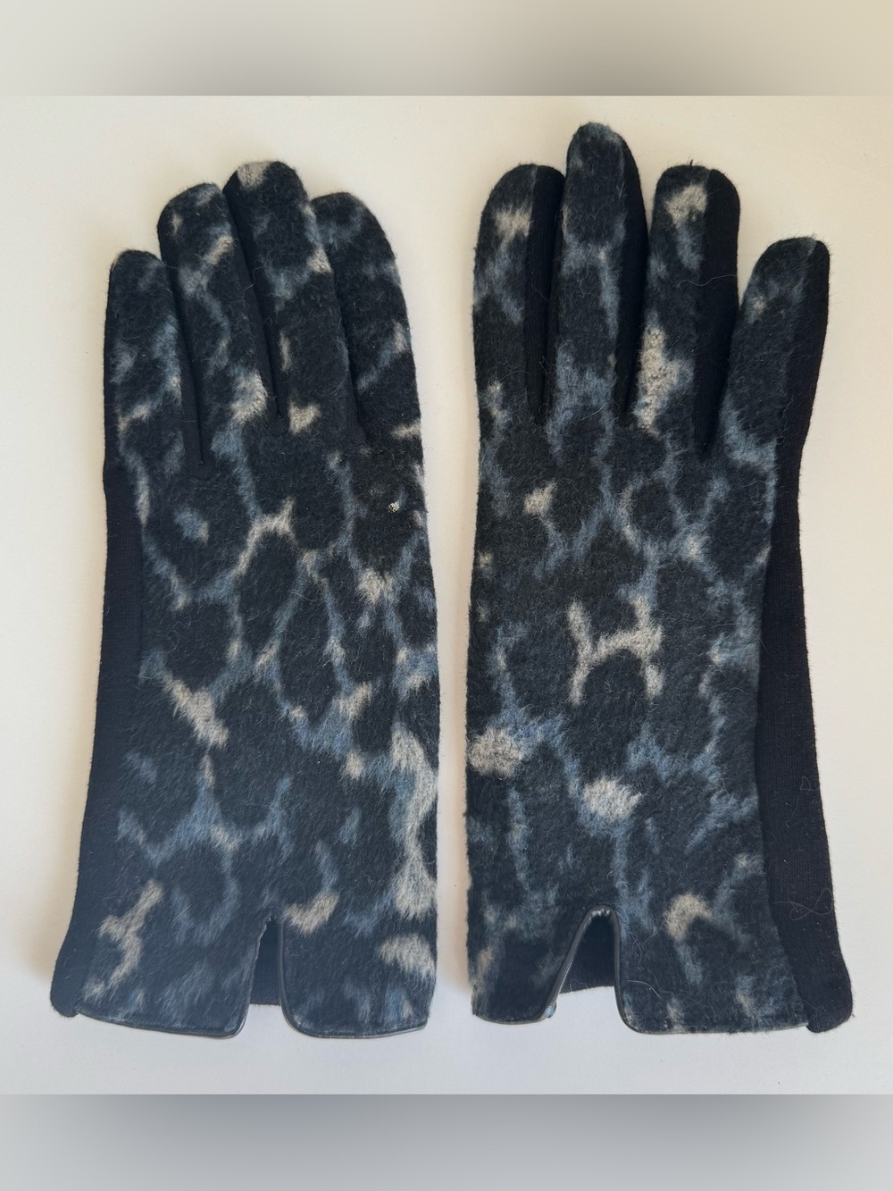 Black & Grey Leopard Print Touchscreen Gloves – NWOT